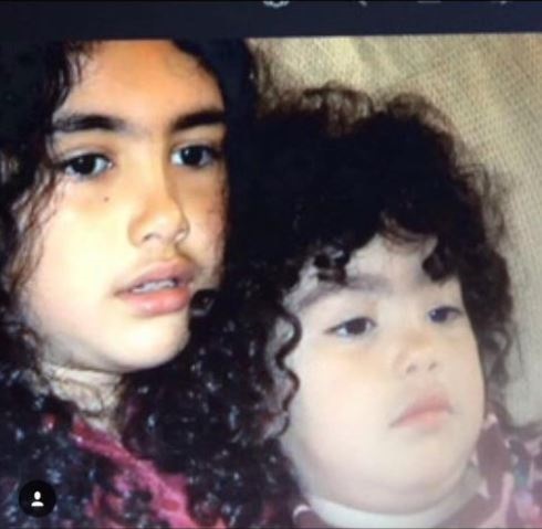 Alexa Mansour childhood picture with her baby sister Athena Mansour