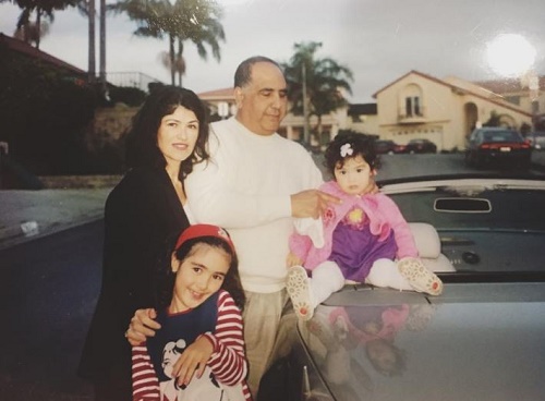 Alexa Mansour family picture with her father mother and sister