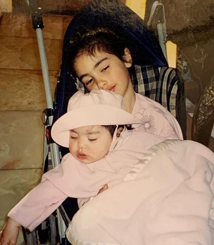 Alexa Mansour with her sister Anthena Mansour during her childhood days