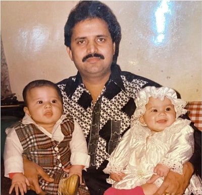 Ashna Kishore childhood picture with her father and brother Abhishek Kishore