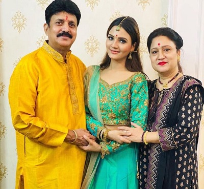 Ashna Kishore with her mother and father