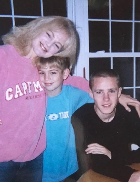 Jeremy Ruehlemanns childhood pic with his mother and brother