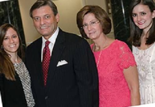 Jorge Labarga with her daughters and wife