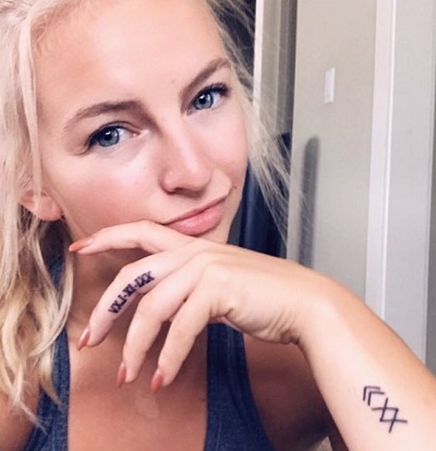 Mandy Hansen has tattoos