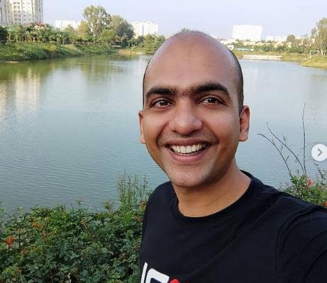 Manu Kumar Jain taking selfie beside a lake in Bangalore