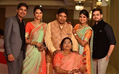 Saloni Mittal with her mom Salini Mittal dad Avinash Mittal and other family members