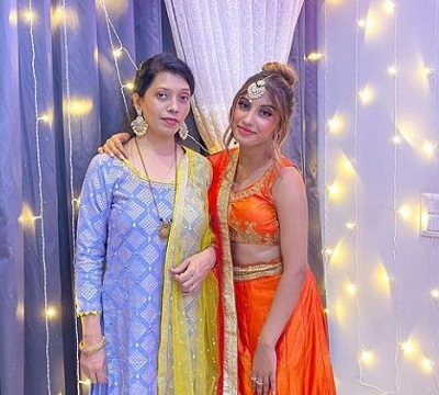 Somya Daundkar with her mother